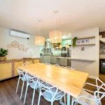 Mesa de jantar e entrada para a cozinha