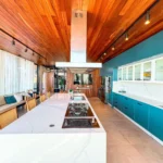 Cozinha com ilha em open space