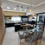Sala de jantar y cozinha