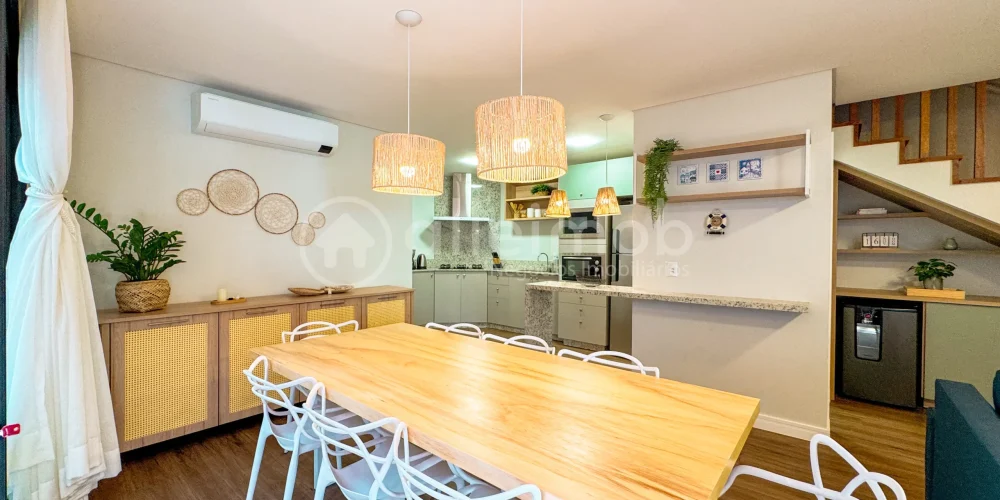 Mesa de jantar e entrada para a cozinha