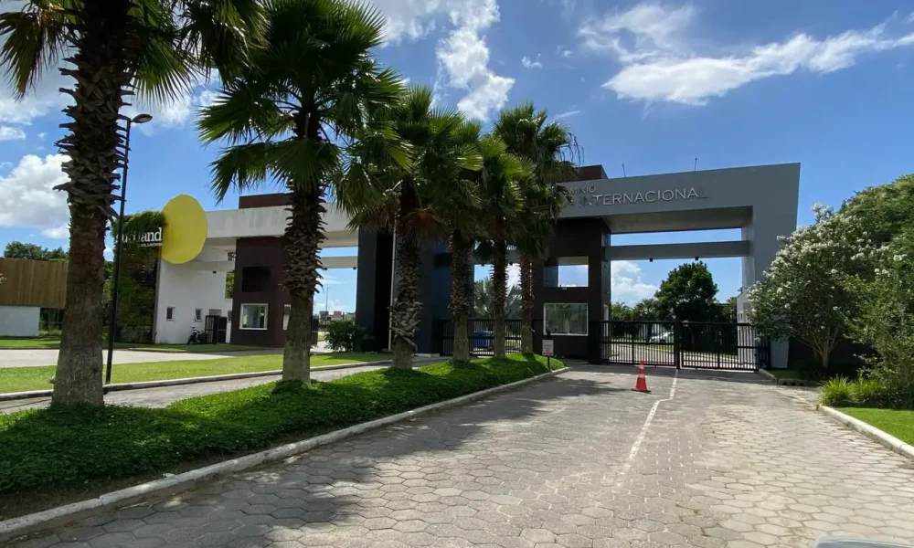 Entrada do condomínio Rosa Internacional